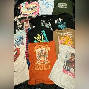 MANY GRAPHIC TEES